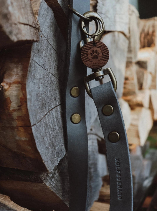 Einfache Lederleine mit fester Handschlaufe | ca. 1,35m | verschiedene Farben & Breiten erhältlich